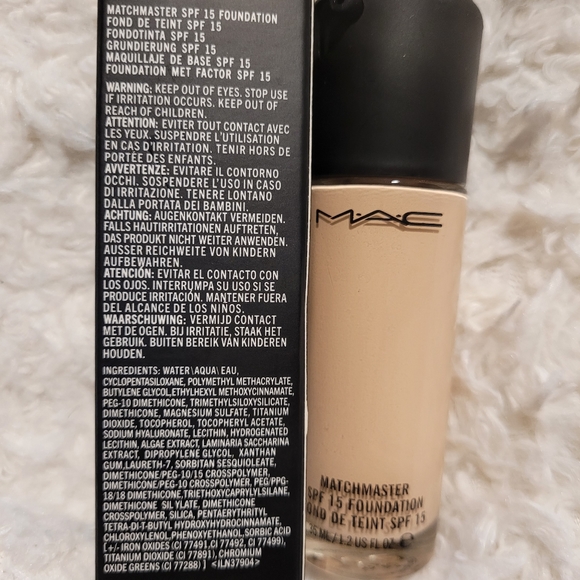 MAC Matchmaster Moisturizing Foundation SPF 15 (NC15) - Picture 3 of 4